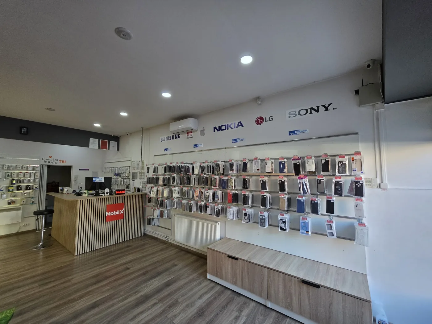 Magazinul MobilX văzut de la intrare, cu tejgheaua și peretele de accesorii
