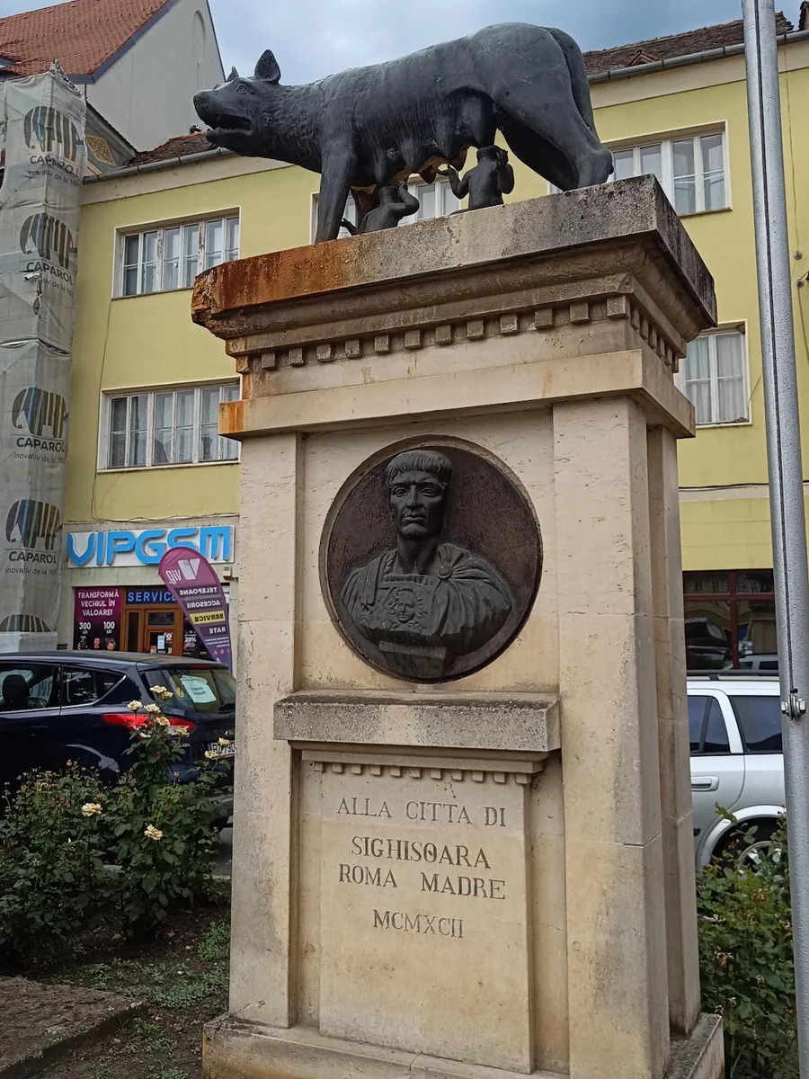 Statuia Lupoaicei din Sighișoara, aproape de magazin