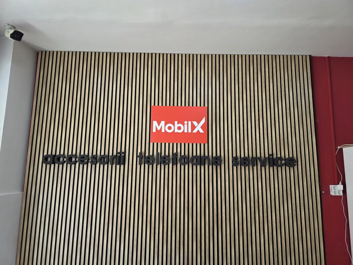 Sigla MobilX pe peretele de lemn: accesorii, telefoane, service