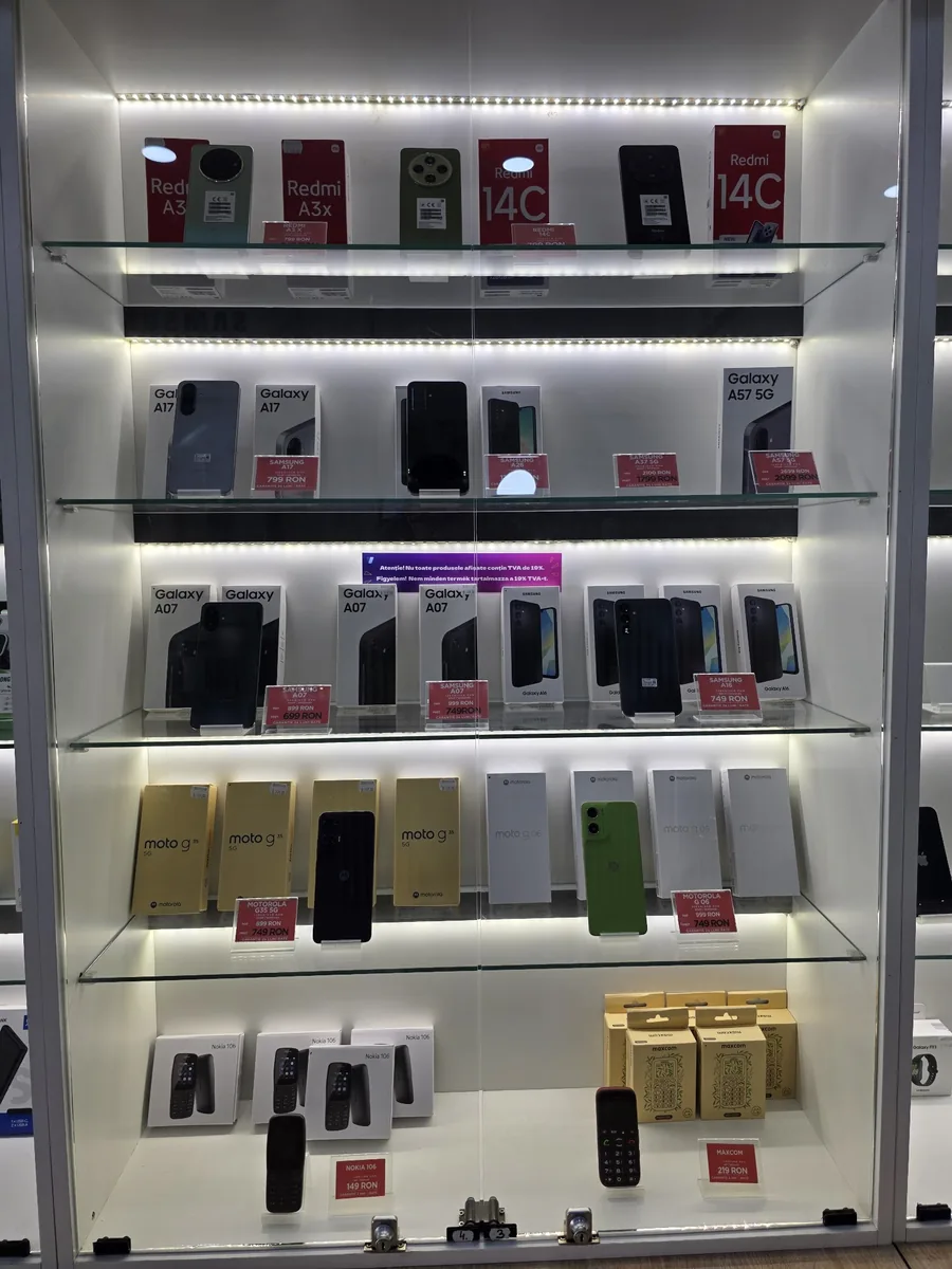 Vitrina cu telefoane noi