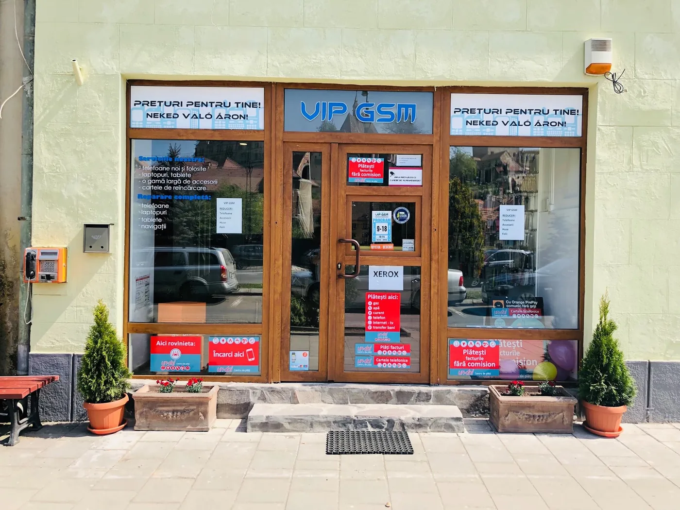 Vitrina magazinului când se numea VIP GSM